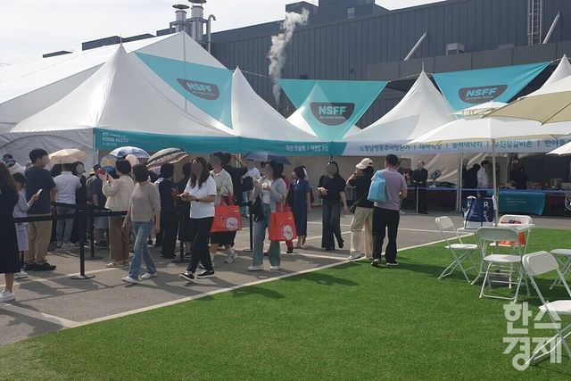 시식 부스에 줄을 선 사람들 / 이현령 기자