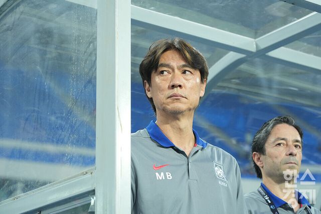 홍명보 대한민국 남자 축구대표팀 감독이 7일 오후 경기도 용인미르스타디움에서 열린 2025 동아시아축구연맹(EAFF) E-1 풋볼 챔피언십 중국과의 개막 경기서 선수들을 주시하고 있다. /용인=최대성 기자 dpdaesung@sporbiz.co.kr 2025.07.07.