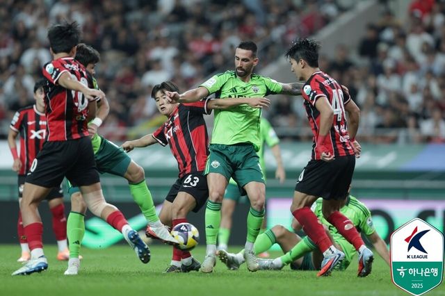 프로축구 K리그1(1부) 전북 현대는 27일 오후 8시 서울월드컵경기장에서 열린 하나은행 K리그1 2025 31라운드 FC서울 원정 경기서 1-1 무승부를 거뒀다. /한국프로축구연맹 제공