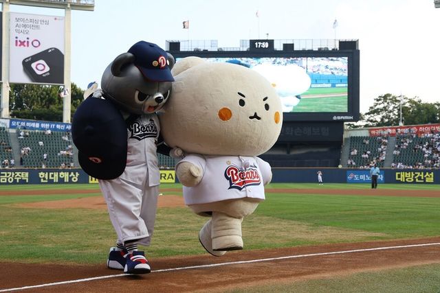 망그러진 곰(오른쪽)이&nbsp;망곰베어스데이에서 시구를 마친 뒤 경기장을 빠져나가고 있다. /두산 베어스 제공