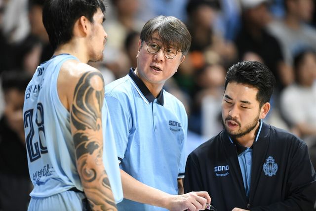 프로농구 고양 소노의 손창환 감독과 케빈 켐바오. /KBL 제공