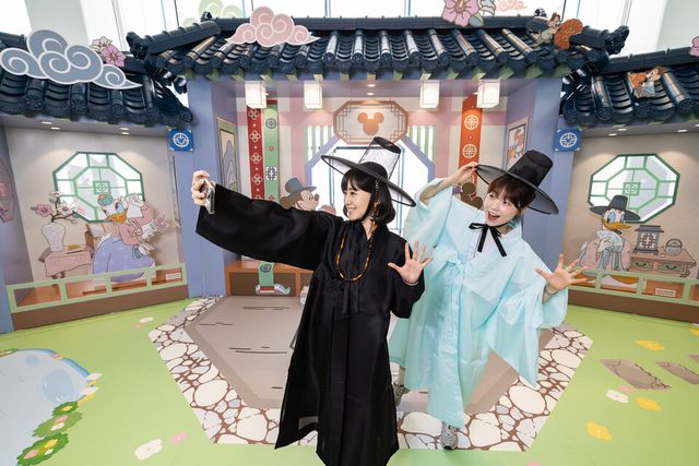 체험형 공간 '서울스카이에서 만나는 디즈니 K-헤리티지'가 26일 오픈했다. 서울스카이 121층 '미키와 친구들의 기와집' 모습. /서울스카이 제공