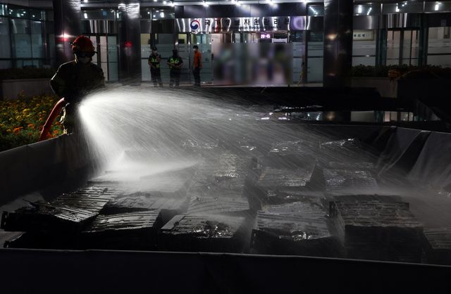 국가정보자원관리원 화재의 원인인 리튬이온 배터리를 담은 소화수조./연합뉴스