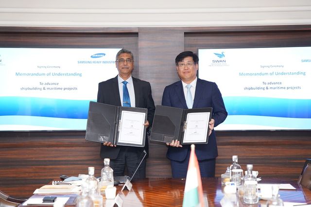 남궁금성 삼성중공업 생산지원본부장(오른쪽)과 비핀 쿠마 삭세나 인도 스완조선소 CEO가 사업 협력 양해각서 체결 후 기념 촬영을 하고 있다./삼성중공업