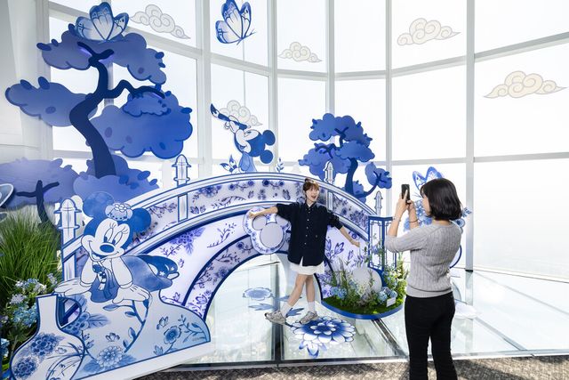 체험형 공간 '서울스카이에서 만나는 디즈니 K-헤리티지'가 26일 오픈했다. 서울스카이 118층 '청화백자 정원'의 모습. /서울스카이 제공