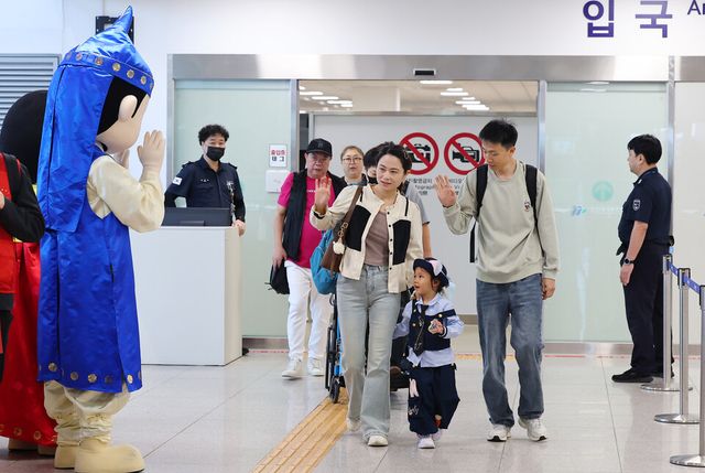 중국인 단체관광객 무비자 입국 첫날인 29일 오전 인천 연수구 인천항 국제크루즈터미널에 중국인 단체 크루즈관광객들이 입국하고 있다./연합뉴스.