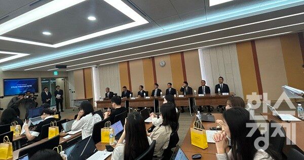 임종룡 우리금융 회장(왼쪽)을 비롯해 정진완 우리은행장 등 7개 우리금융 계열사 대표가 자리하고 있다. /이성노 기자&nbsp;