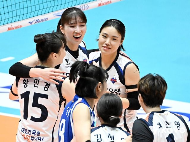 IBK기업은행은 27일 전남 여수 진남체육관에서 열린 2025 여수·NH농협컵 프로배구대회(컵대회) 여자부 준결승에서 현대건설을 세트 점수 3-0(25-21 25-15 25-15)으로 완파하며 결승에 올랐다. /KOVO 제공