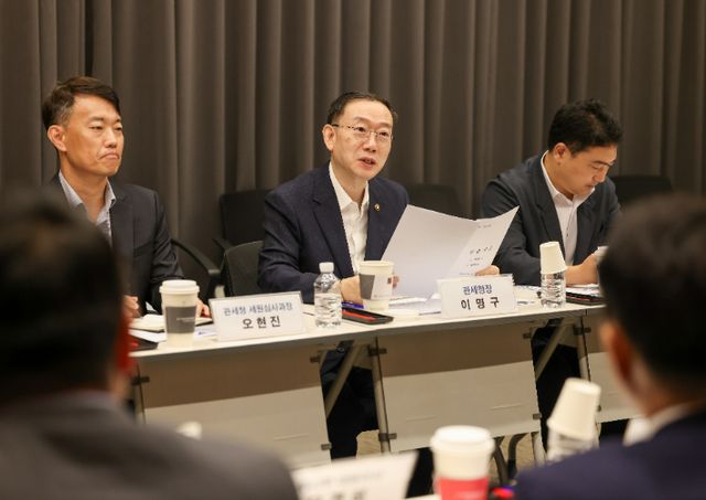 이명구(가운데) 관세청장이 2일 서울 디지털자산거래소 공동협의체(DAXA)를 방문해 DAXA 의장 등 관계자들과 간담회를 가지고 있다. /관세청