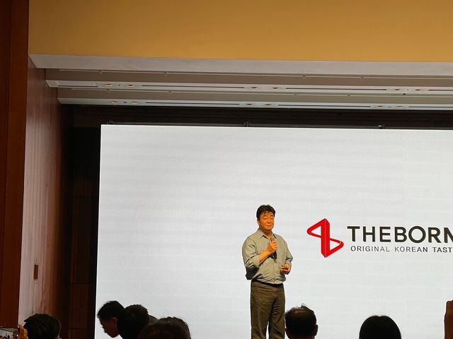 백종원 더본코리아 대표가 3일 서울 중구 신라호텔에서 열린 'TBK(The Born Korea)' 글로벌 B2B 소스 론칭 시연회에서 발언하고 있다./양지원 기자.