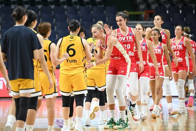청주 KB국민은행 선수단이 헝가리 DVTK 선수단과 인사하고 있다. /WKBL 제공