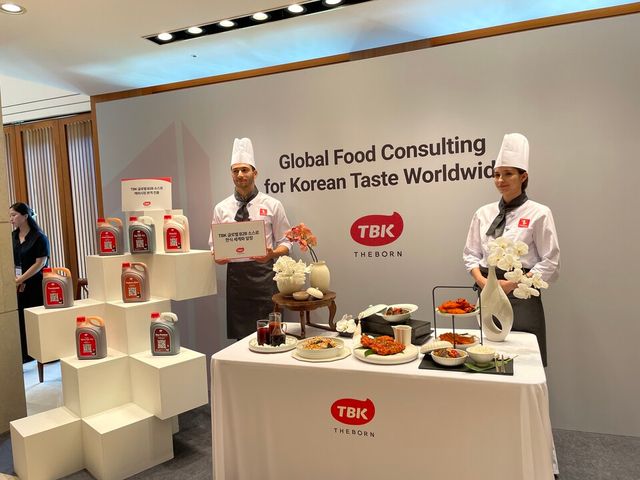 &nbsp;더본코리아 TBK 소스 제품과 이를 활용한 메뉴가 진열돼 있다./양지원 기자.