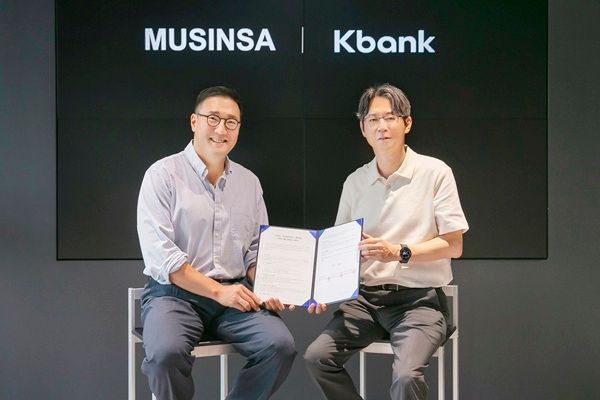 금융산업에 디지털 전환이 가속되면서 주거래은행의 의미가 퇴색되고 있는 가운데 은행권은 슈퍼앱 구축과 비금융업계와 협업을 통해 고객 니즈를 충족시키고, 충성도를 관리하고 있다. 케이뱅크는 지난달 무신사, 무신사페이먼츠와 라이프스타일 커머스 기반 금융 혁신을 위한 업무협약(MOU)을 체결했다./ 케이뱅크 제공