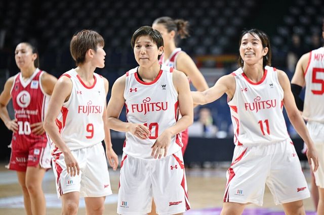 후지쯔 선수들이 이야기를 나누고 있다. /WKBL 제공