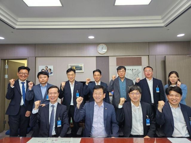 한국비철금속협회는 미국 정부의 알루미늄·구리 등 비철금속에 대한 50%의 고율 관세 부과 조치와 관련해 국회 차원의 지원 방안 요청을 위해 지난 2일 국회 산업통상자원중소벤처기업위원회 소속 김정호 의원(더불어민주당)과 면담을 가졌다./한국비철금속협회