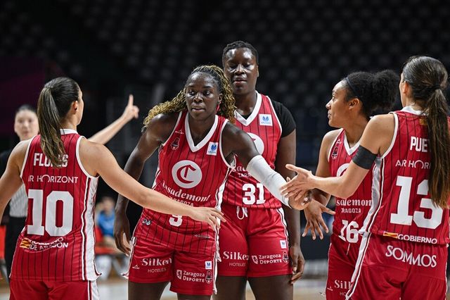 사라고사 선수들이 승리 후 기뻐하고 있다. /WKBL 제공