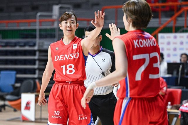 야부 미나미(왼쪽)가 콘노 노리카와 함께 기뻐하고 있다. /WKBL 제공