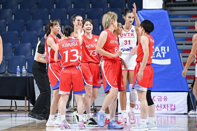 덴소 선수단이 기뻐하고 있다. /WKBL 제공