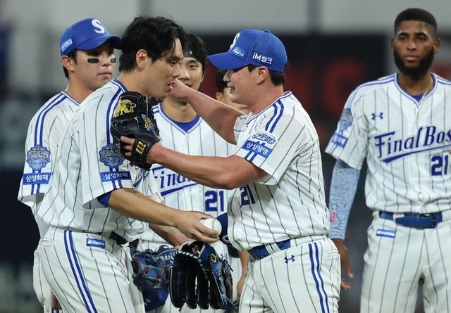 김재윤(왼쪽)과 오승환이 포옹하고 있다. /삼성 라이온즈 제공