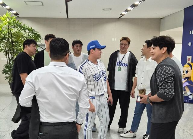 1982년생 황금세대가 삼성 라이온즈 유니폼과 모자를 쓴 오승환을 격려하고 있다. /SSG 랜더스 제공