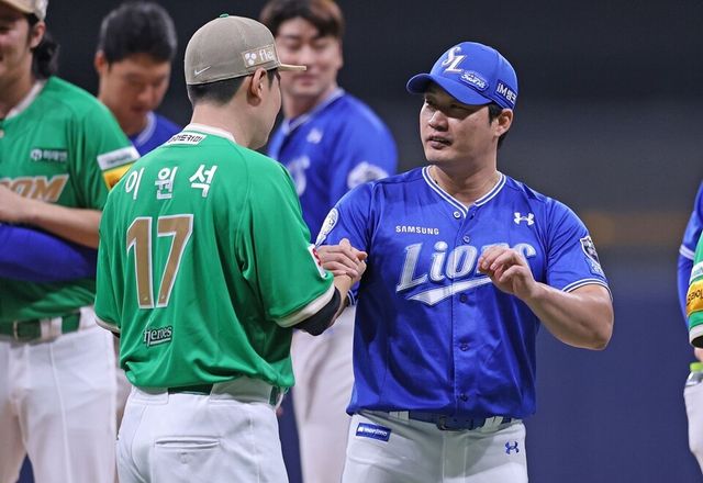 이원석(왼쪽)과 오승환이 오승환 은퇴 투어 도중 인사하고 있다. /삼성 라이온즈 제공