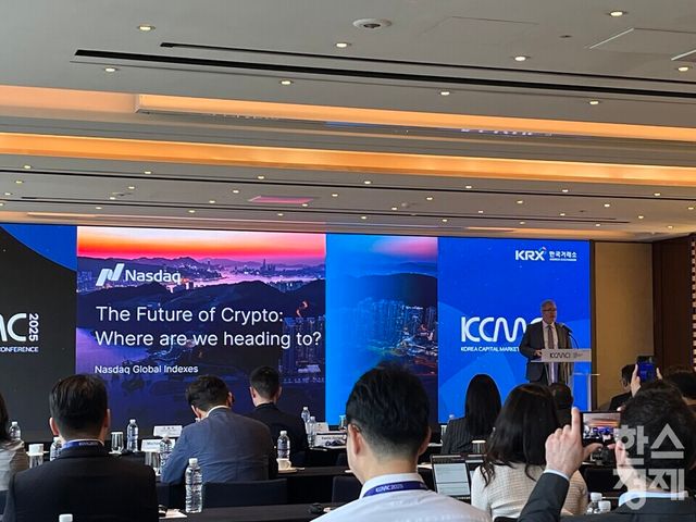케빈 퀴그 나스닥 인덱스 세일즈 부사장이&nbsp;30일 서울 웨스틴조선호텔에서 열린 'Korea Capital Market Conference(KCMC) 2025'에서 '가상자산의 미래 : 어디로 향하고 있는가?'를 주제로 발표하고 있다. / 사진=김유진 기자
