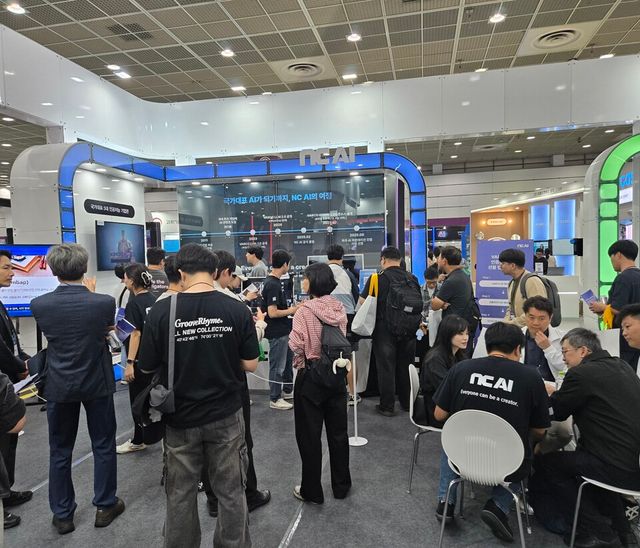 NC AI 부스에서 관람객들이 이벤트 행사에 참여하기 위해 줄을 서고 있다. / 전시현 기자&nbsp;