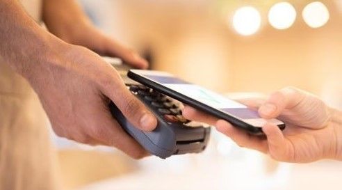 국내 간편지급 시장이 빠르게 성장하고 있지만 카드사 자체 채널의 입지는 갈수록 좁아지고 있다. 사진은 한 간편결제 앱을 통해 결제가 진행되는 모습. / 연합뉴스&nbsp;