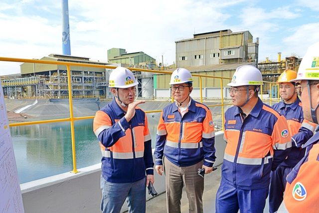 9월 28~29일 울산 온산제련소를 방문한 최윤범 고려아연 회장이 게르마늄 공장 신설 준비 현장을 점검하고 있다./고려아연