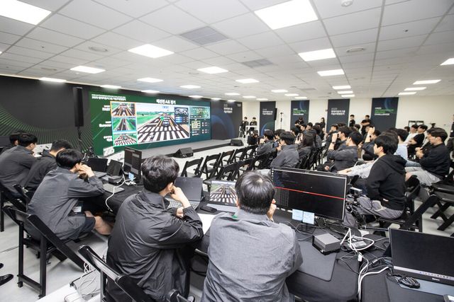 2025 자율주행 챌린지 2차 대회 예선 참가 대학생들이 가상도로 환경에서 자율주행 미션을 수행하고 있다./현대차그룹