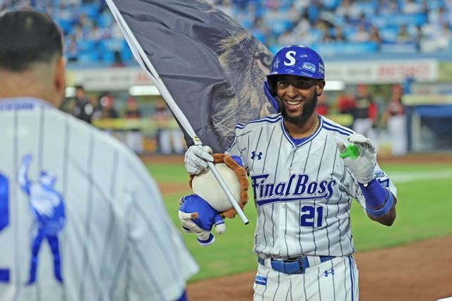 디아즈가 시즌 50호 홈런 달성 직후 세리머니하고 있다. /삼성 라이온즈 제공