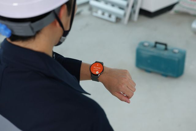 삼성전자 모델이 '스마트싱스 프로 안전 관리 솔루션(SmartThings Pro for Safety)'이 적용된 '갤럭시 워치' 알림을 확인하고 있다./삼성전자