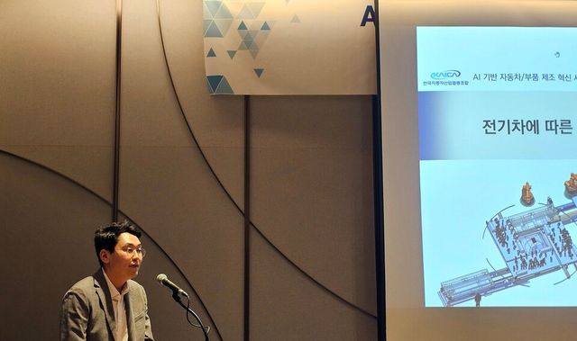 지난 25일 서울 강남 파르나스 호텔에서 열린 ‘AI 기반 자동차 부품 제조 혁신 세미나’에서 전성범 동국대 산업시스템공학과 교수가 '전기차에 따른 제조환경의 변화와 AI 적용'이란 주제로 강연을 하고 있다./ 곽호준 기자