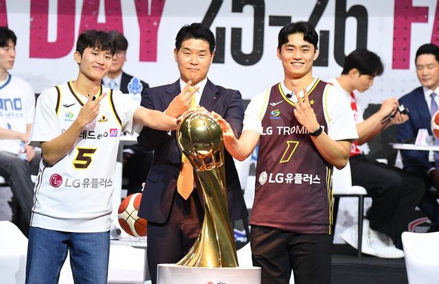 양준석(왼쪽부터), 조상현 감독, 유기상. /KBL 제공