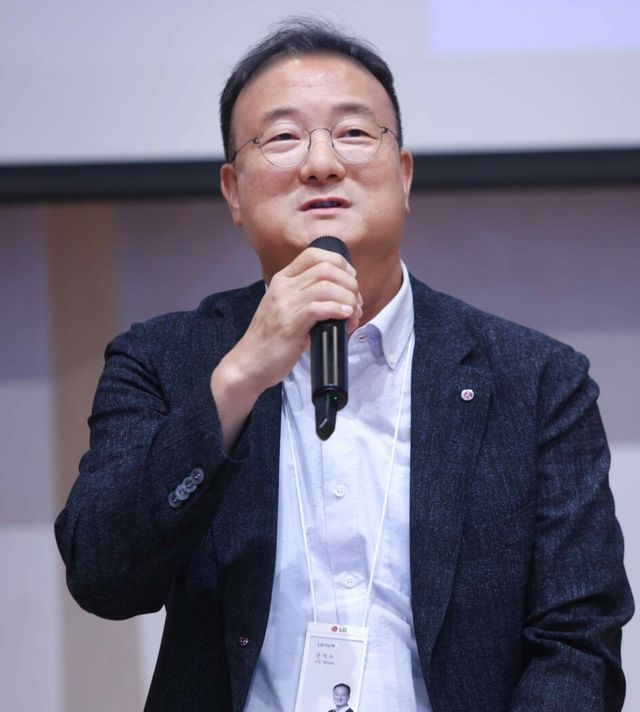문혁수&nbsp;LG이노텍 대표가 최근 열린 사업장 현장경영에서 임직원들에게 미래 신사업 계획에 대해 설명하고 있다./LG이노텍