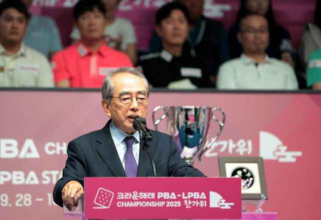 김영수 PBA 총재가 30일 경기도 고양 킨텍스 PBA 스타디움에서 열린 '크라운해태 PBA-LPBA 챔피언십 2025 한가위' 개막식에서 개회 선언을 하고 있다. /PBA 제공