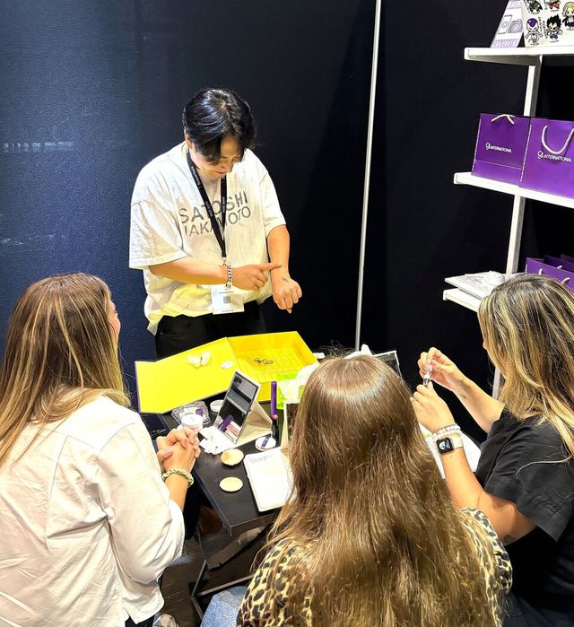 오서준 씨앤씨인터내셔널 이사가 글로벌 브랜드사 직원들과 상담하고 있다./씨앤씨인터내셔널