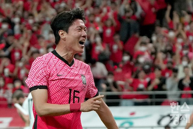 14일 오후 서울 마포구 서울월드컵경기장에서 열린 하나은행 초청 축구 국가대표팀 평가전 대한민국과 이집트 경기. 대한민국의 첫번째 골을 성공시킨 황의조가 세리머니를 하고 있다. /서울월드컵경기장=김근현 기자