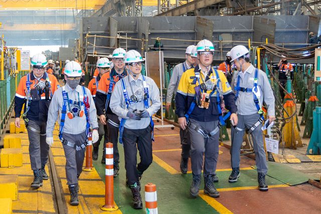 정기선 HD현대 수석부회장이 4일 전남 영암군에 위치한 HD현대삼호 조선소를 찾아 주요 생산 설비와 고위험 작업 현장을 점검했다./HD현대