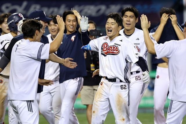 안재석(62번)이 15일 끝내기 홈런을 친 뒤 동료들에게 축하받고 있다. /두산 베어스 제공