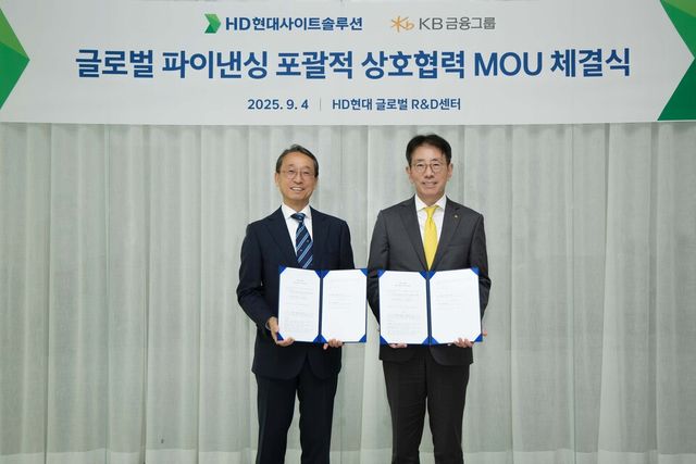 HD현대사이트솔루션과 KB금융지주가 지난 4일 경기 분당 HD현대 글로벌R&D센터에서 ‘동남아시아 사업 확대를 위한 파이낸싱 파트너십’을 체결했다. HD현대사이트솔루션 조영철 사장(왼쪽)과 KB금융지주 이재근 글로벌사업부문장이 기념 촬영을 하고 있다./HD현대사이트솔루션