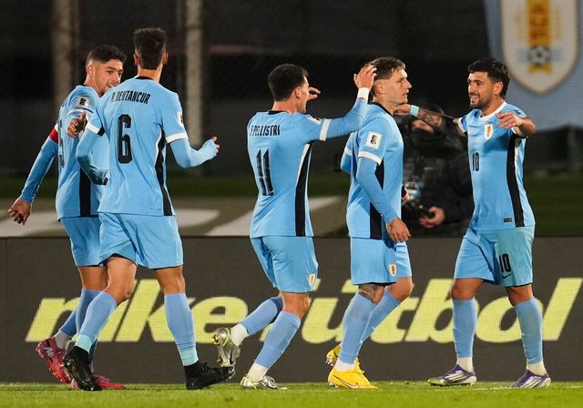 5일(한국 시각) 몬테비데오 에스타디오 센테나리오에서 열린 남미 예선 17차전 홈경기에서 페루를 3-0으로 꺾고&nbsp;2026 국제축구연맹(FIFA) 북중미 월드컵 본선 진출을 확정한 우루과이. /연합뉴스