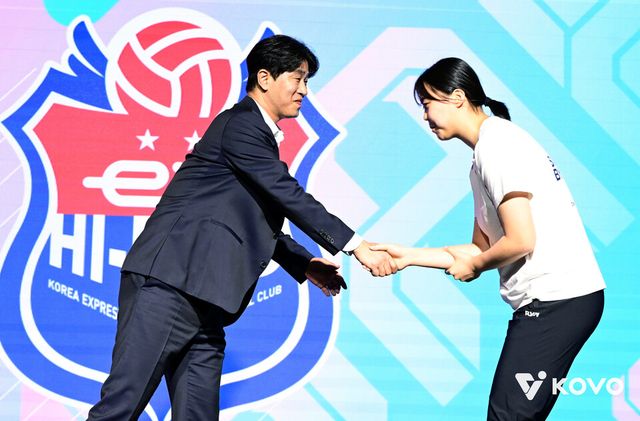 프로배구 V리그 여자부 신인드래프트에서 ‘최대어’로 꼽힌 이지윤(중앙여고)이 전체 1순위로 한국도로공사 유니폼을 입었다. /KOVO 제공