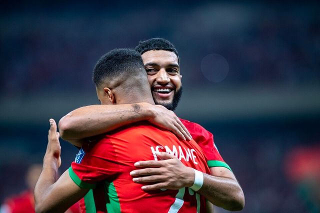 모로코의 함자 이가마네(왼쪽)와 이스마엘 사이바리가 니제르전 득점 후 기뻐하고 있다. /연합뉴스