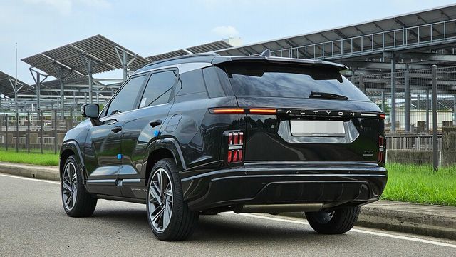 KG모빌리티 '액티언 하이브리드'의 후면./ 곽호준 기자