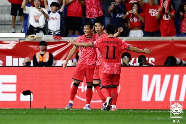 한국 축구 대표팀 주장 손흥민(가운데). /대한축구협회 제공