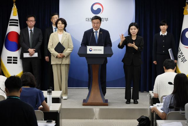 윤호중 행정안전부 장관이 7일 서울 종로구 정부서울청사에서 제3차 고위당정협의회 결과 및 정부조직 개편 방안에 대해 발표하고 있다./연합뉴스