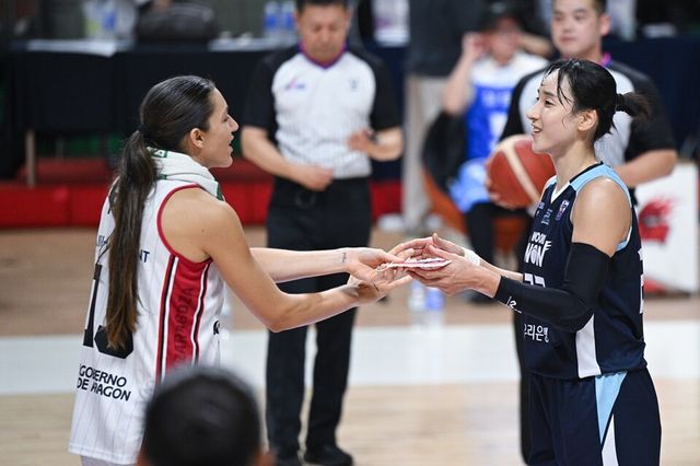 김단비(오른쪽)가 사라고사전을 앞두고 선물을 교환하고 있다. /WKBL 제공