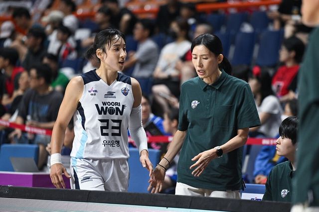 김단비(왼쪽)가 전주원 코치와 이야기하고 있다. /WKBL 제공