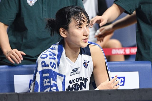 김담비가 웜업존에서 대기하고 있다. /WKBL 제공